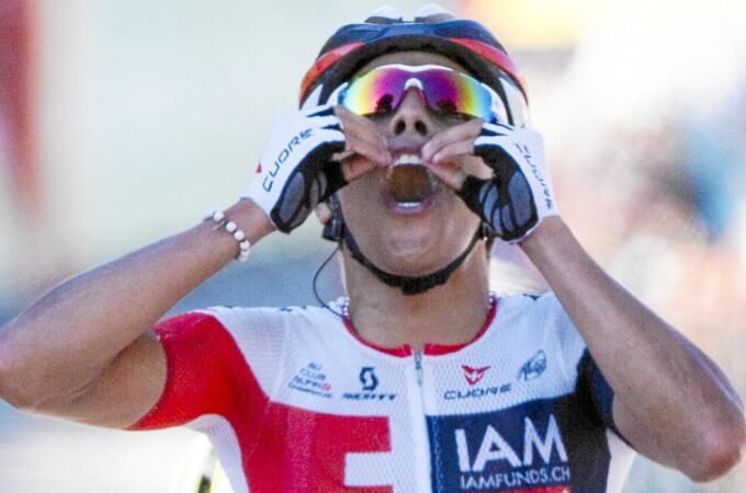 El colombiano Jarlinson Pantano celebra a la entrada en meta su primera victoria en el Tour