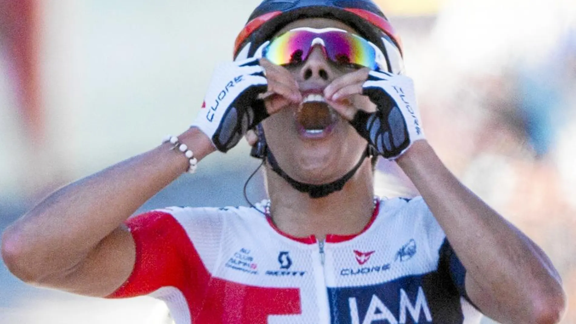 El colombiano Jarlinson Pantano celebra a la entrada en meta su primera victoria en el Tour