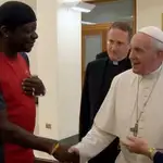  El Papa dice que quien rechaza a los homosexuales «no tiene corazón humano»
