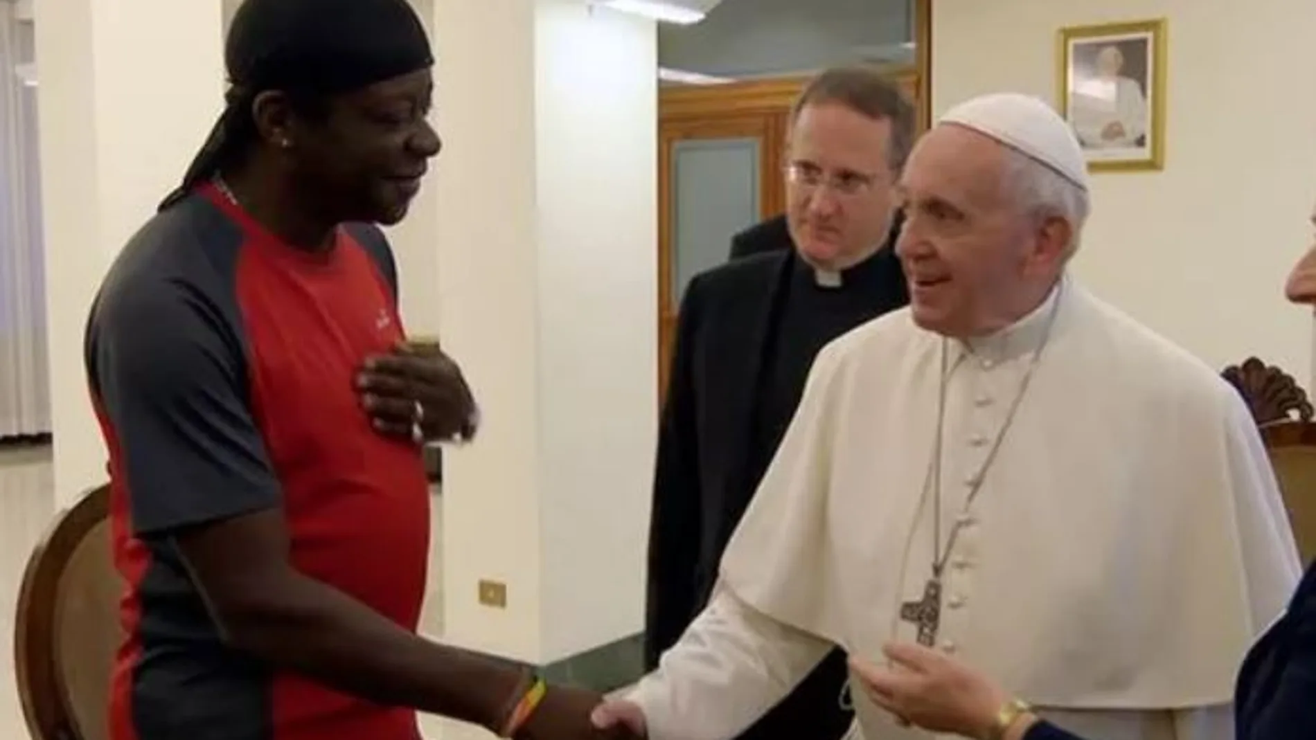 El comediante británico Stephen K. Amos saluda al Papa