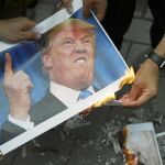 Manifestantes iraníes queman fotos de Donald Trump frente a la antigua Embajada de EE UU en Teherán