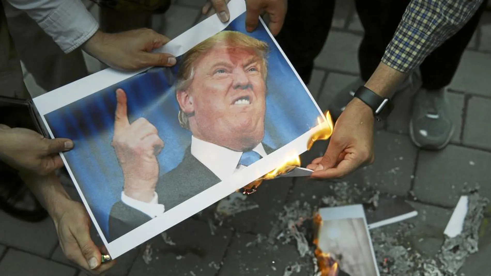 Manifestantes iraníes queman fotos de Donald Trump frente a la antigua Embajada de EE UU en Teherán