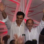 Pedro Sánchez junto a Alfredo Pérez Rubalcaba tras ser elegido secretario general del PSOE en 2014