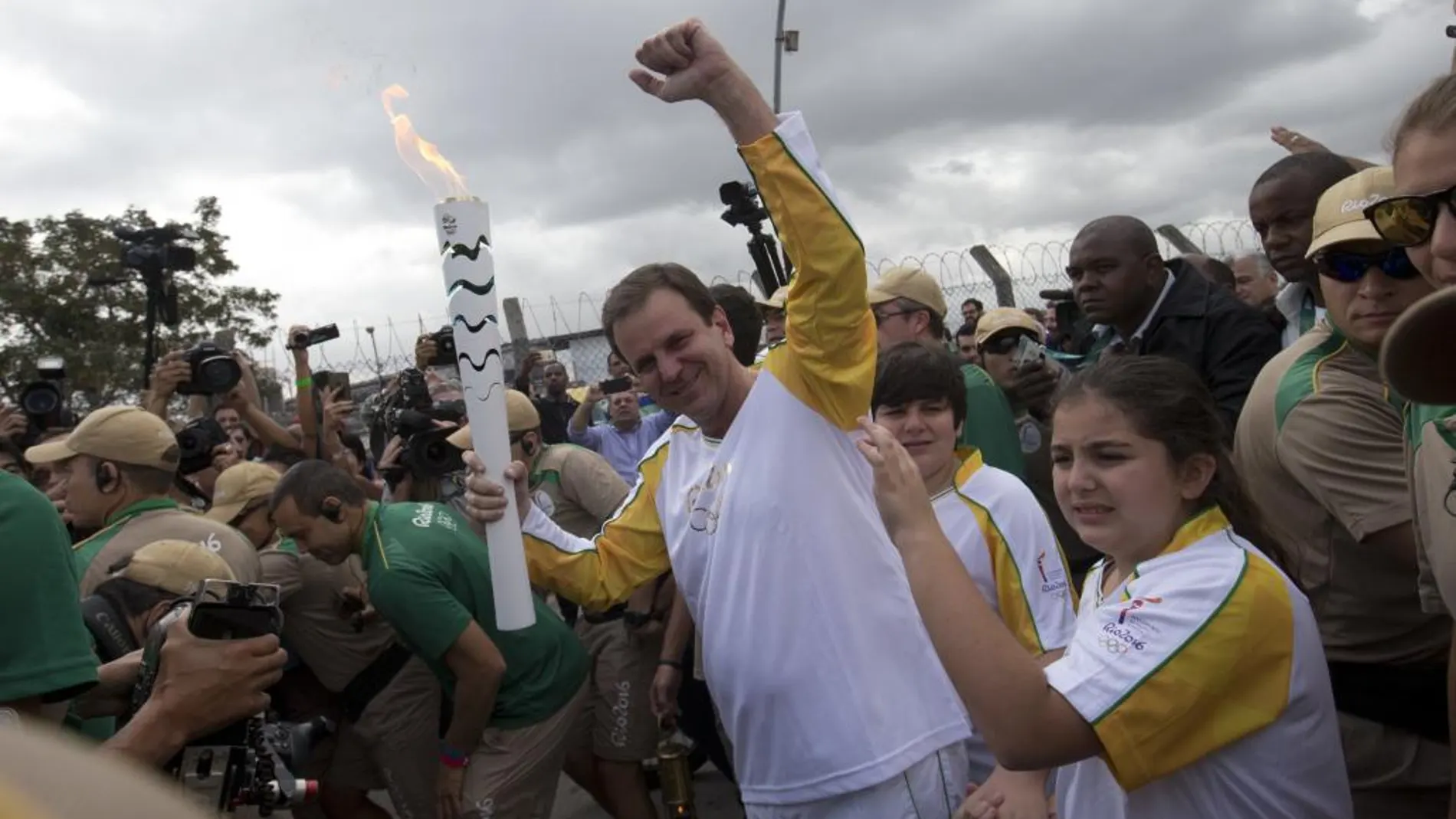 El alcalde de Río, Eduardo Paes, fue uno de los portadores de la antorcha