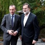 El presidente del Gobierno español, Mariano Rajoy, junto al presidente del Grupo del Partido Popular Europeo, Manfred Webwer / Efe
