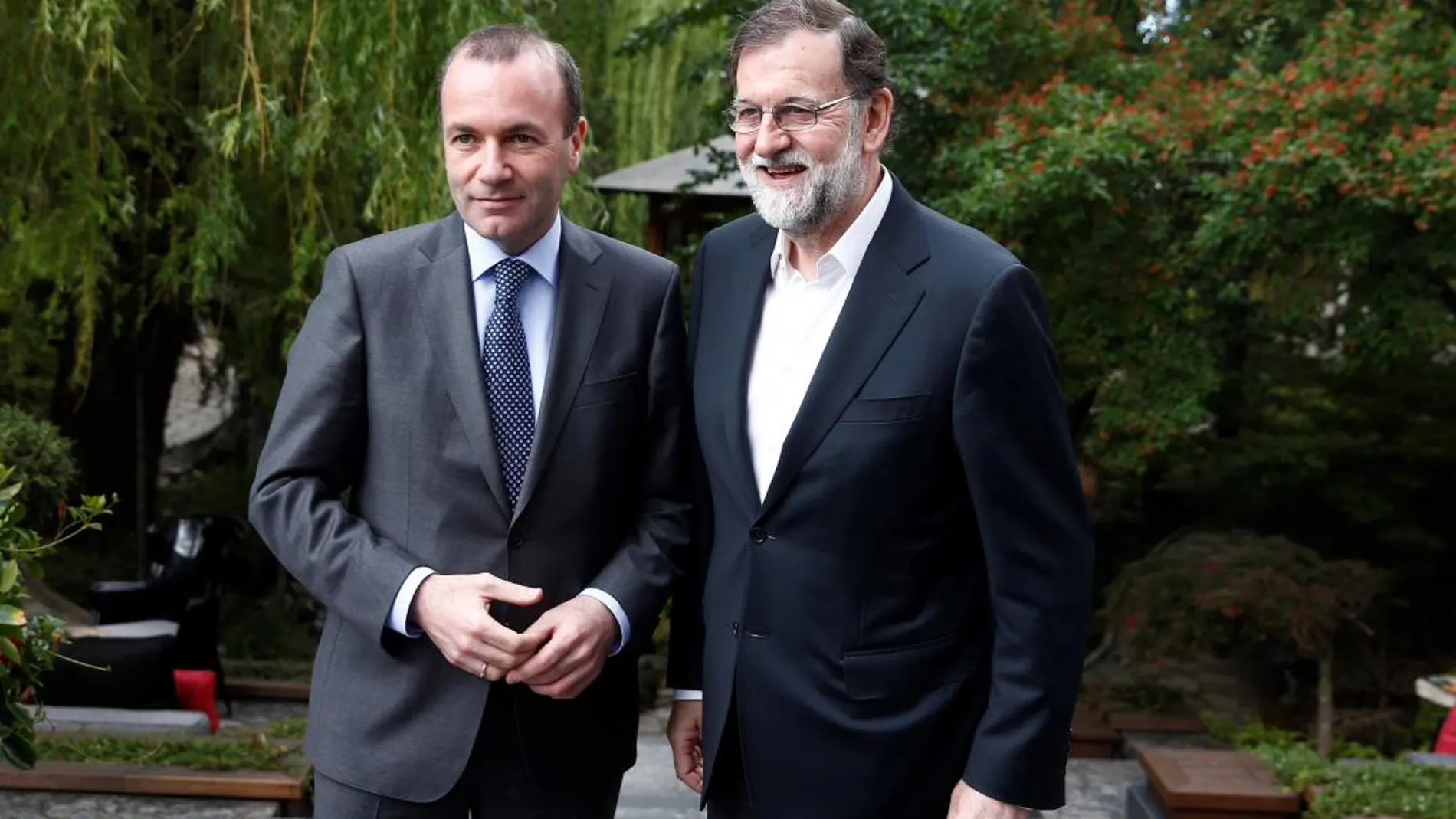 El presidente del Gobierno español, Mariano Rajoy, junto al presidente del Grupo del Partido Popular Europeo, Manfred Webwer / Efe