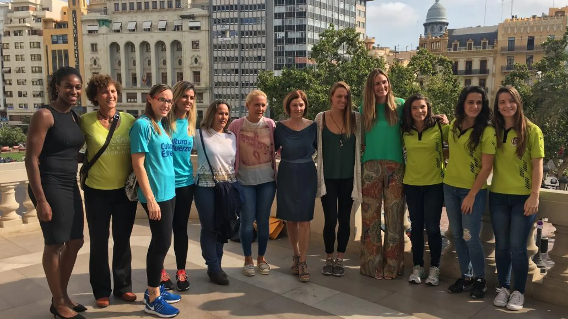 Jennifer Pareja, Maite Girau, Carmen Cabrera y varias participantes en el evento posaron ayer en el balcón del Cap i Casal tras la presentación