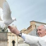 El Papa Francisco libera a dos palomas (símbolo del Espíritu Santo)