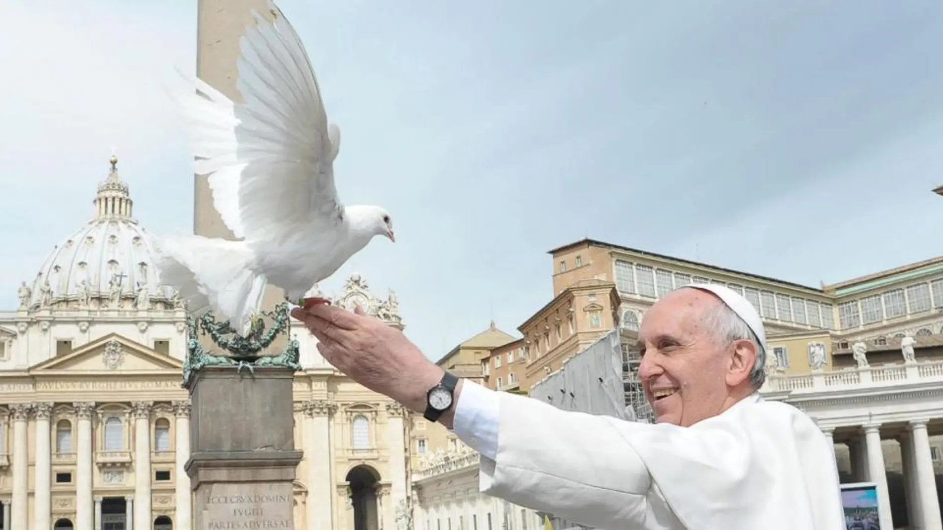 El Papa Francisco libera a dos palomas (símbolo del Espíritu Santo)