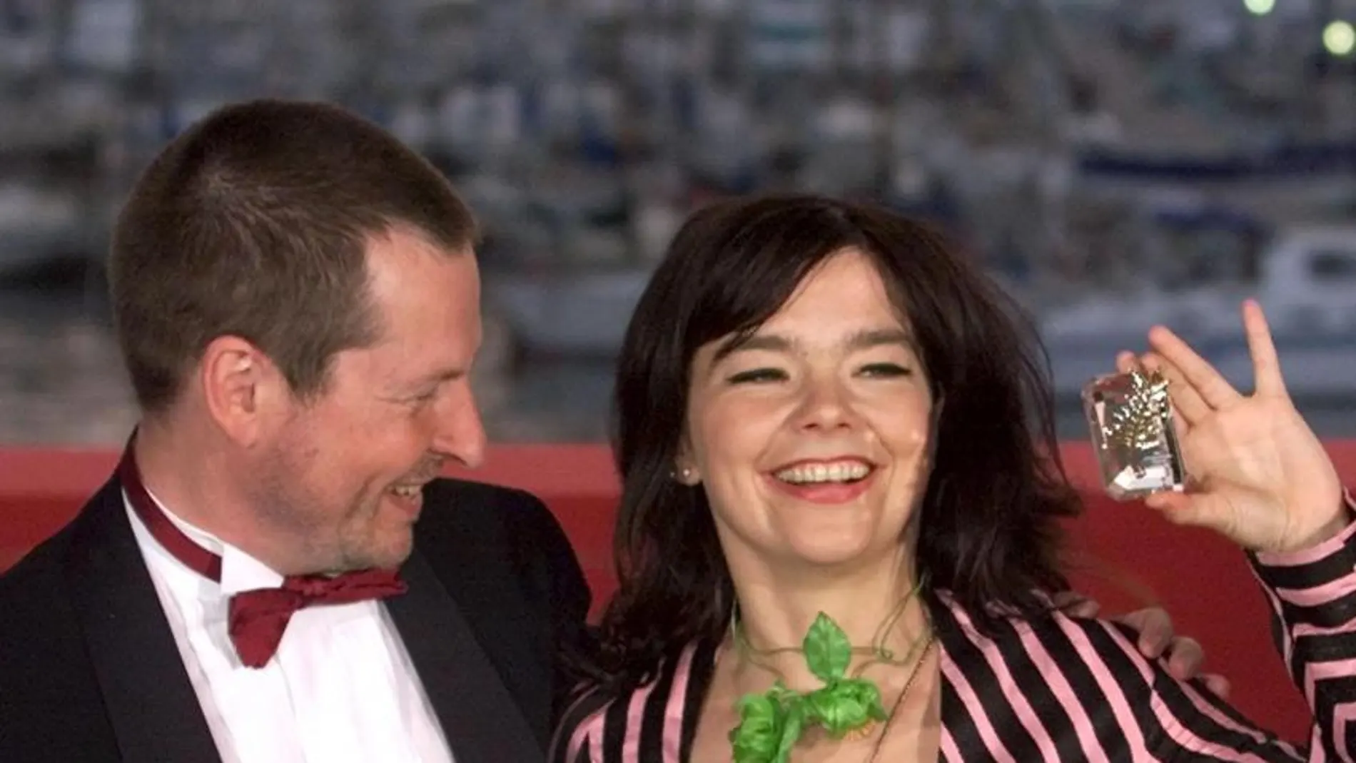 Björk porsa junto a Lars Von Trier en el Festival de Cannes de 2000