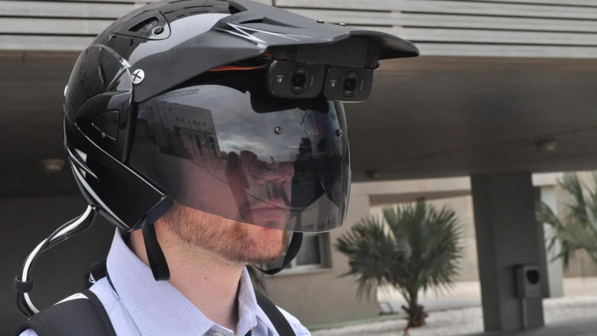 Consiste en un casco que permite tener una visión enriquecida del mundo a través de sus cámaras en 3D