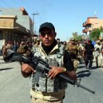 Miembros de las Fuerzas de Movilización Popular iraquíes patrullan las calles de Tuz al sur de Kirkuk (Irak)