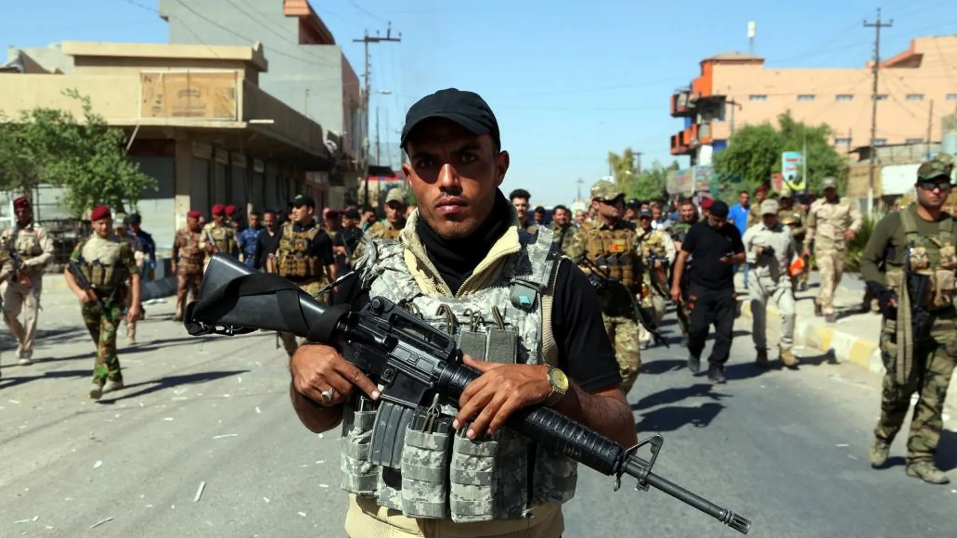 Miembros de las Fuerzas de Movilización Popular iraquíes patrullan las calles de Tuz al sur de Kirkuk (Irak)