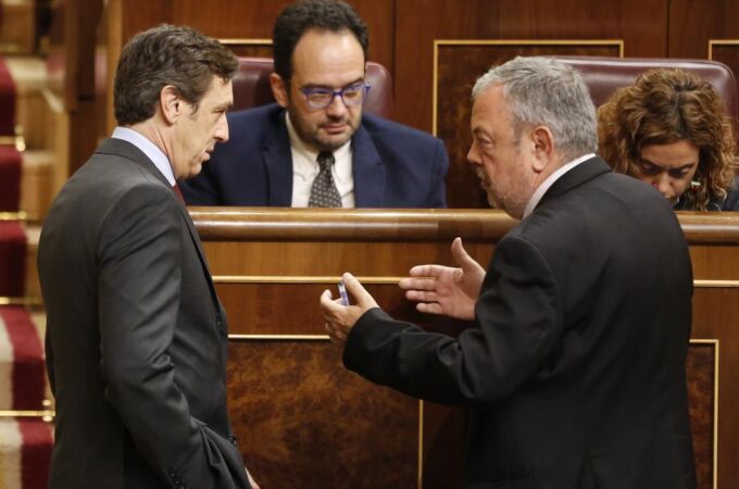 Ls portavoces del PP y del PSOE en el Congreso, Rafael Hernando (d), y Antonio Hernando, conversan en presencia del diputado del PNV Pedro Azpiazu.