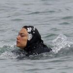 Una mujer musulmana se baña en el mar