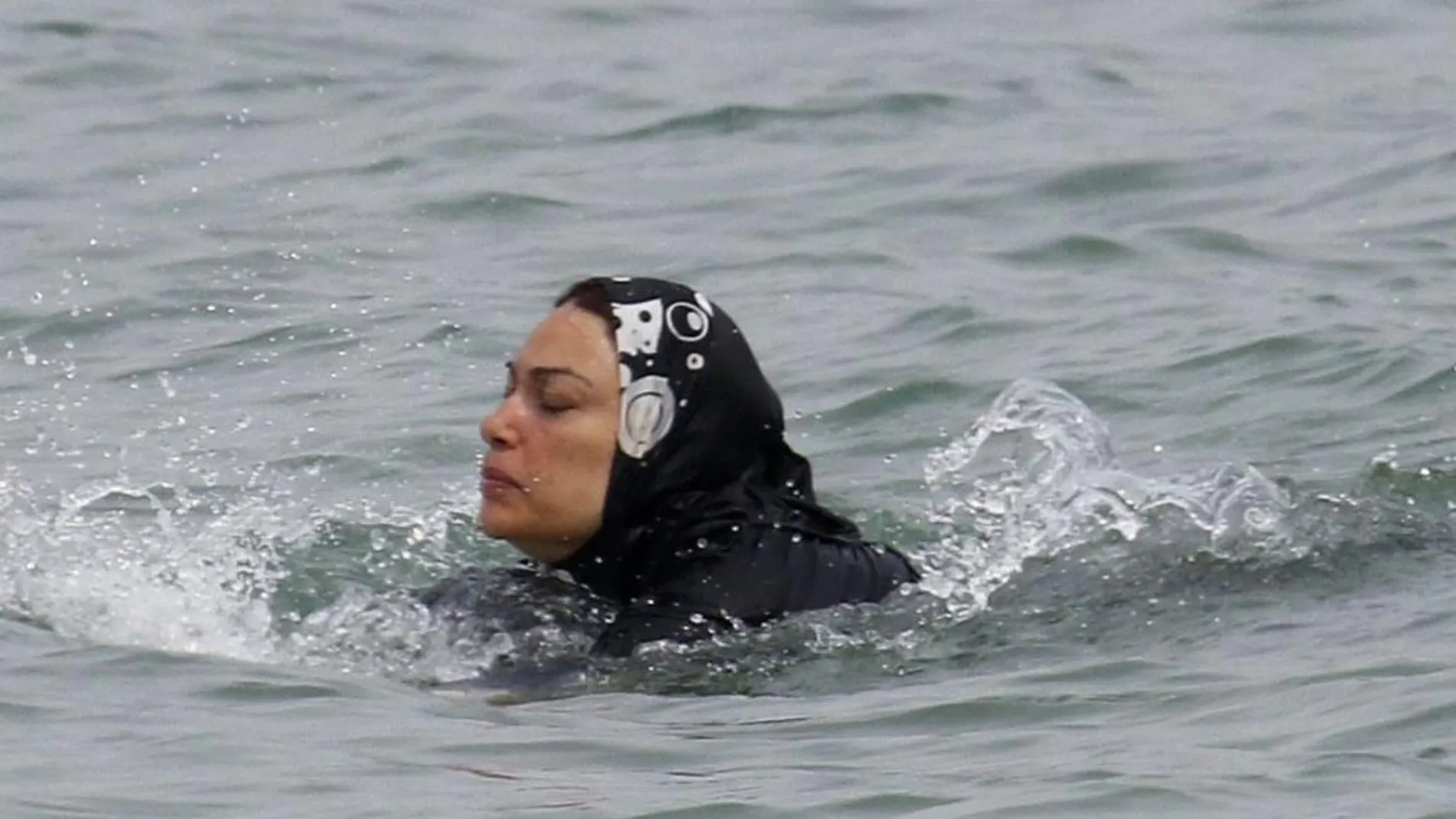 Una mujer musulmana se baña en el mar