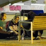 Un equipo de colaboradores de la Fundació Arrels entrevista a una de las personas sin hogar que duermen al raso en Barcelona / Fundació Arrels