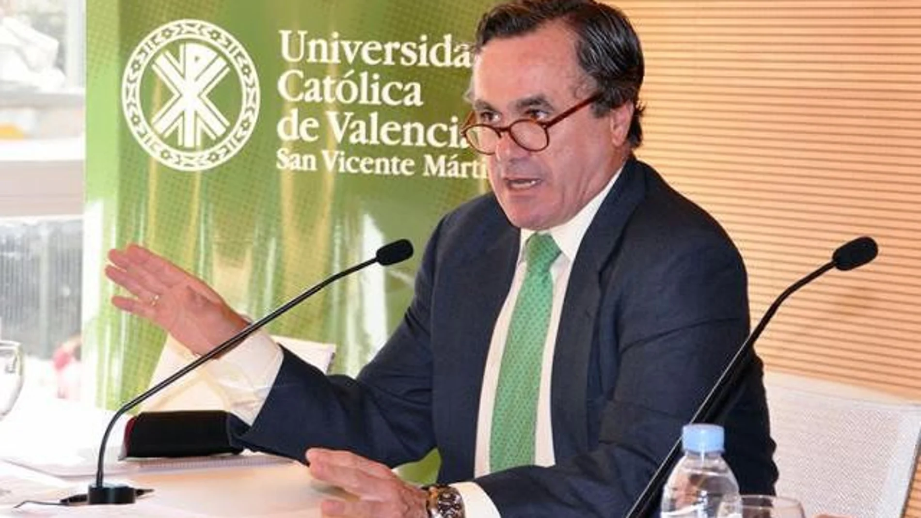 El rector de la Universidad Católica de Valencia, Ignacio Sánchez Cámara, cesó ayer de su puesto