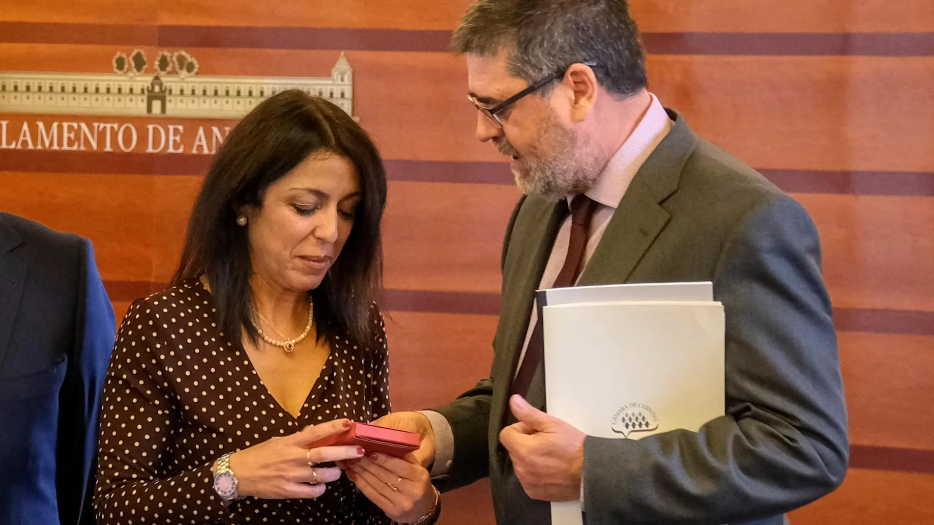 La presidenta del Parlamento andaluz, Marta Bosquet, y el de la Cámara de Cuentas, Antonio López / Foto: La Razón