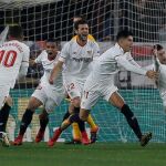 Los jugadores del Sevilla celebran el gol de Sergio Escudero