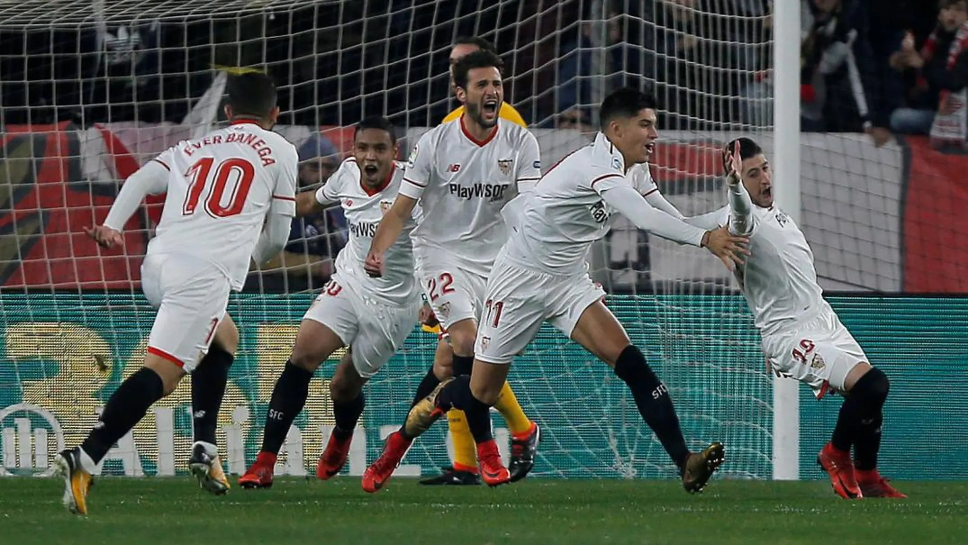 Los jugadores del Sevilla celebran el gol de Sergio Escudero