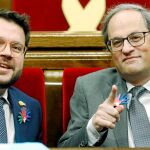 El president Quim Torra junto a Pere Aragonès en el pleno del Parlament antes de que los «comunes» tumbaran las cuentas para 2019