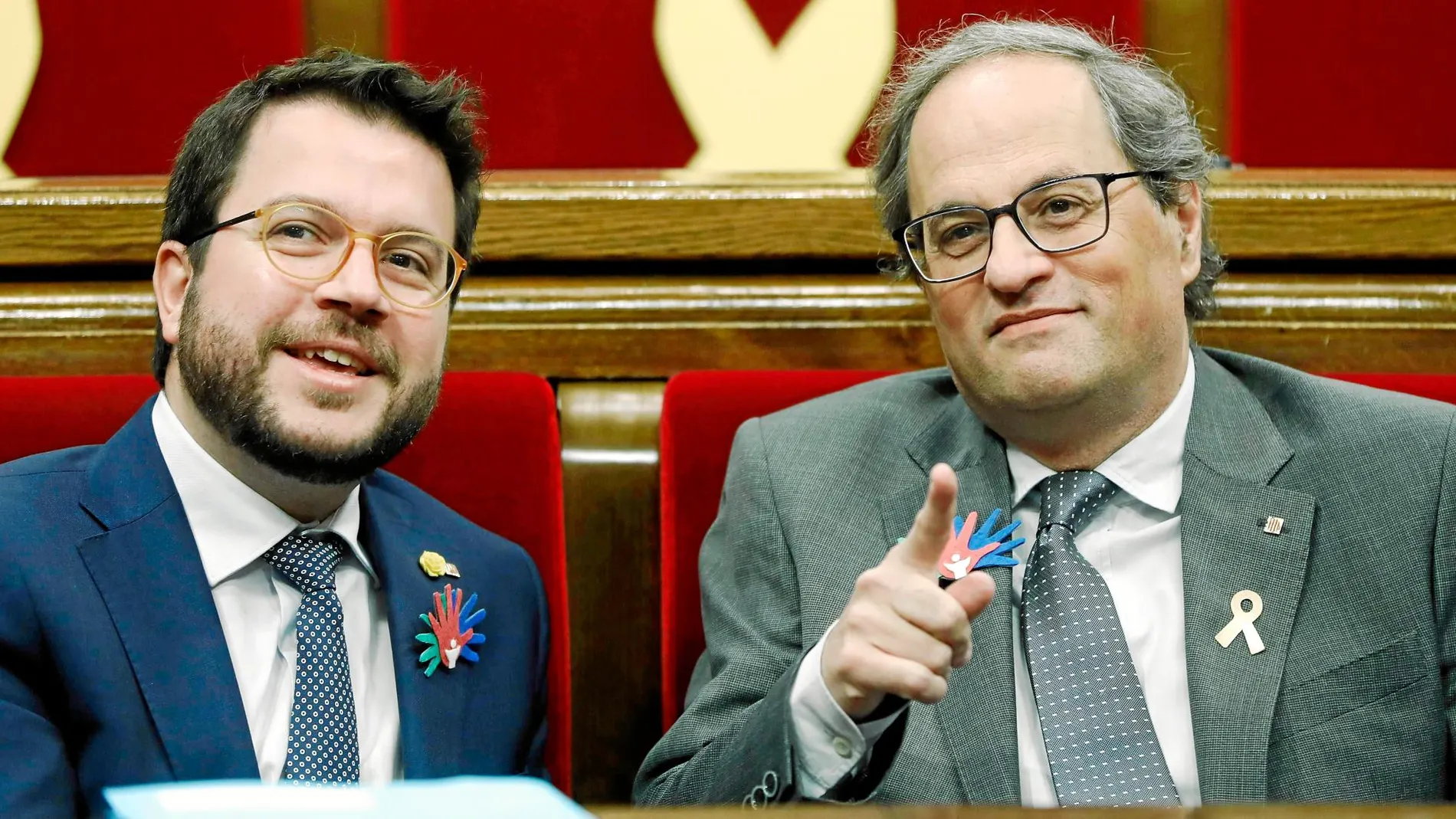 El president Quim Torra junto a Pere Aragonès en el pleno del Parlament antes de que los «comunes» tumbaran las cuentas para 2019