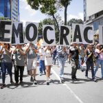 Manifestantes a favor de la recuperación de la democracia en Venezuela este sábado en Caracas