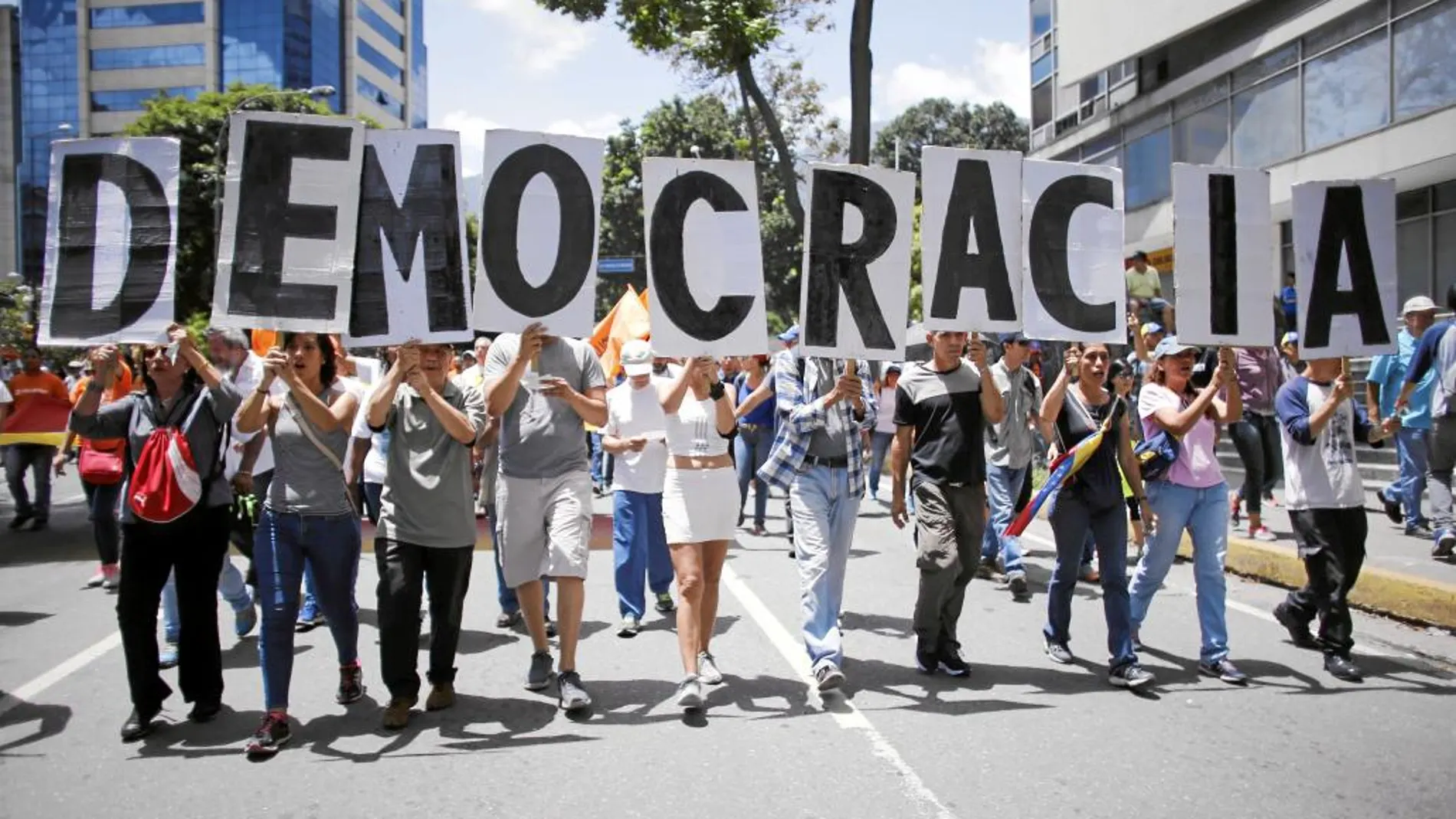 Manifestantes a favor de la recuperación de la democracia en Venezuela este sábado en Caracas