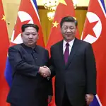 Kim Jong Un y Xi Jinping se saludan en Pekín