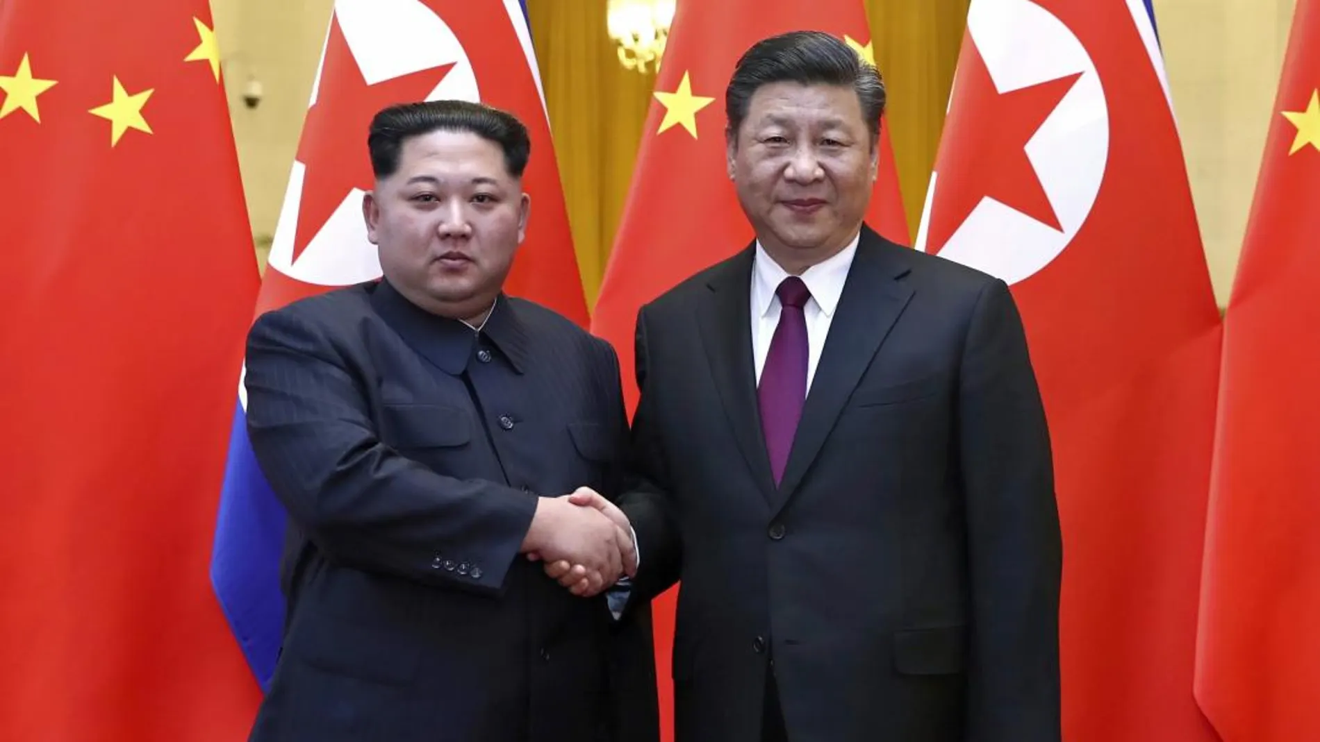 Kim Jong Un y Xi Jinping se saludan en Pekín