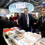El presidente de la Generalitat y el secretario autonómico de Turismo, ayer en la World Travel Market de Londres