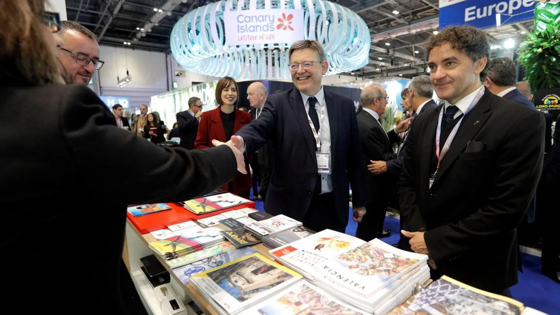 El presidente de la Generalitat y el secretario autonómico de Turismo, ayer en la World Travel Market de Londres