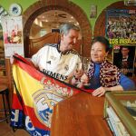 Paquita y Luis han acudido desde 1981 a todas las finales de la Liga de Campeones que ha disputado el Real Madrid. FOTO: CIPRIANO PASTRANO