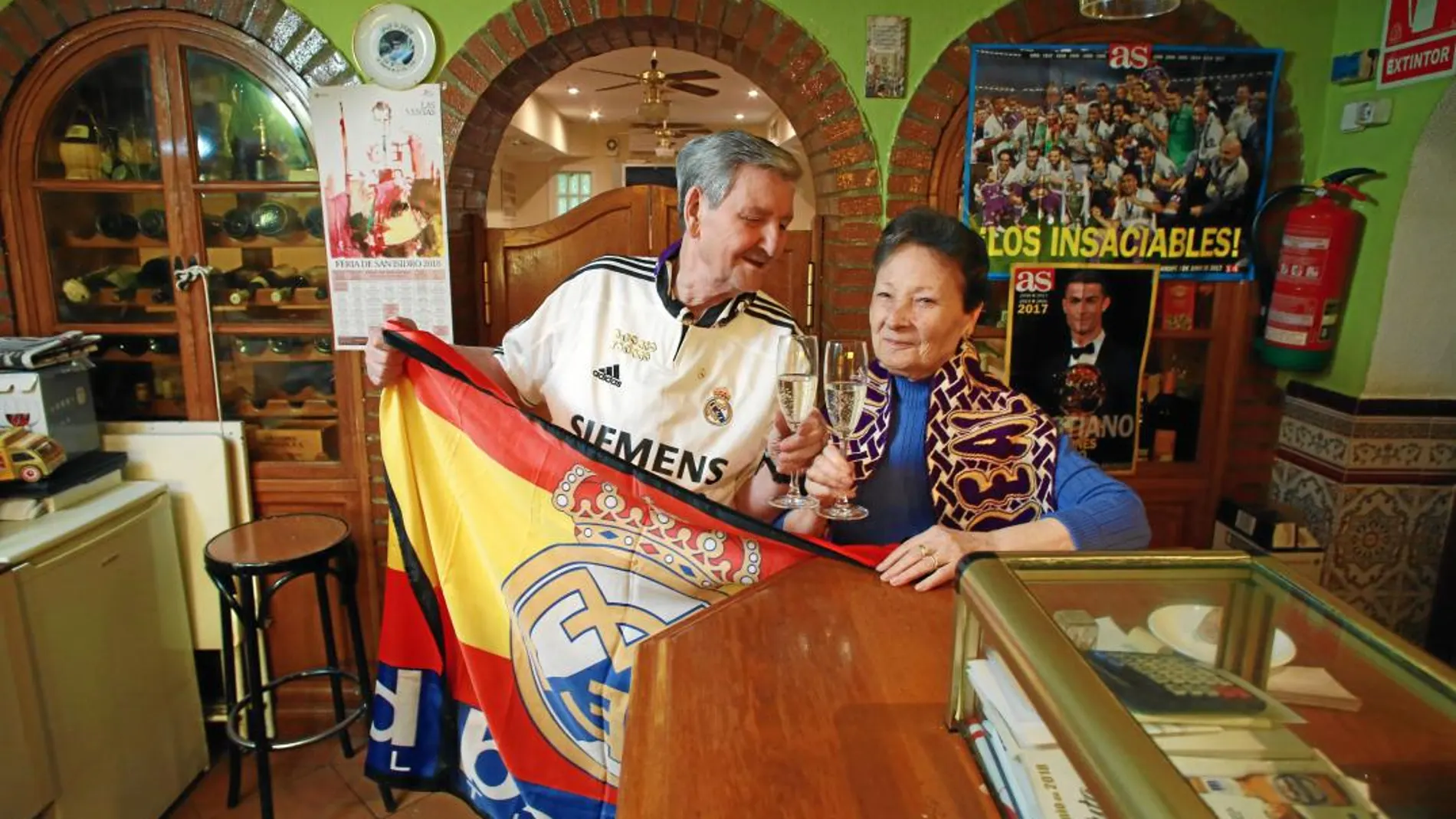 Paquita y Luis han acudido desde 1981 a todas las finales de la Liga de Campeones que ha disputado el Real Madrid. FOTO: CIPRIANO PASTRANO