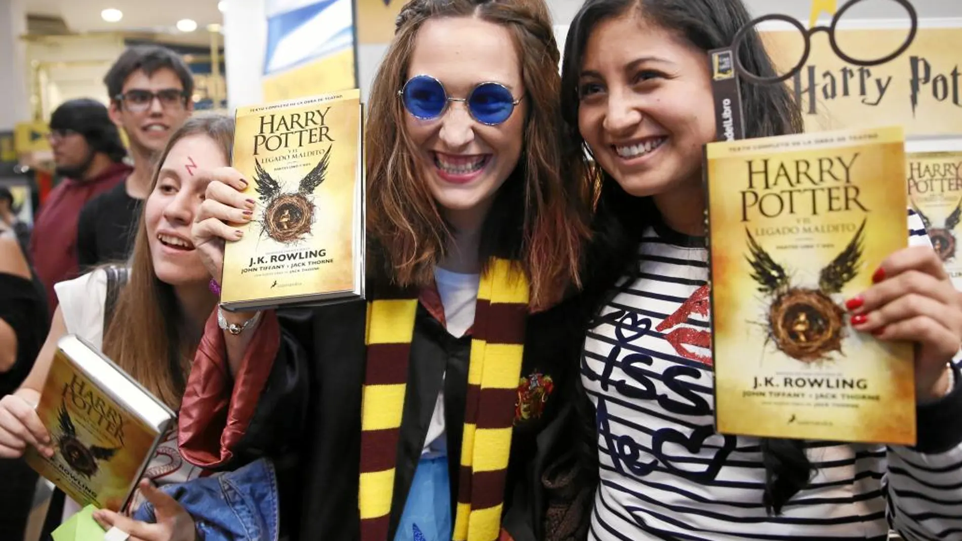 Todo por Harry Potter. Los seguidores más acérrimos de la saga quisieron ser los primeros en conseguir su ejemplar en La Casa del Libro de la Gran Vía de Madrid