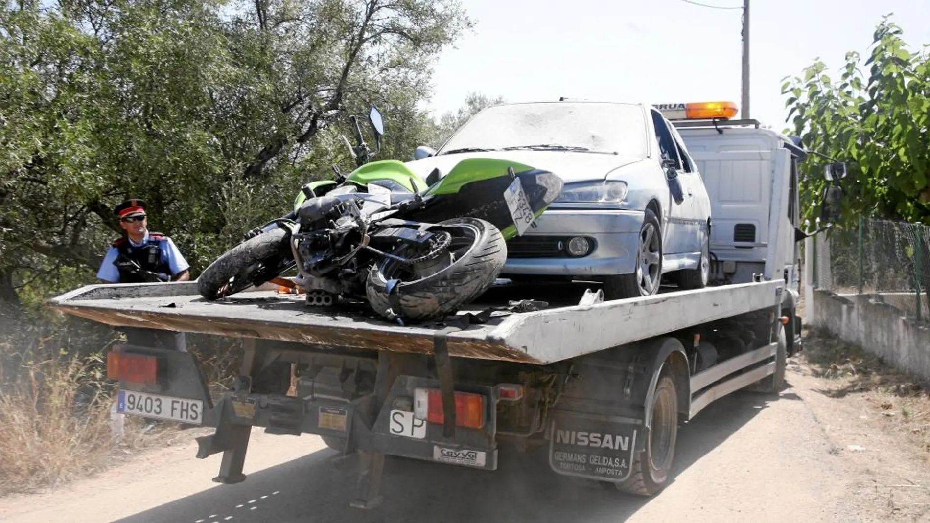 Los Mossos se llevan la moto y el coche de los terrroristas junto al chalé de Alcanar tras un incidente que cerraron como una explosión rutinaria.