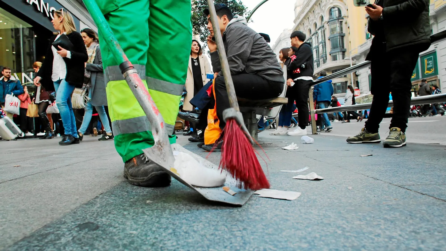 Los madrileños creen que la limpieza de aceras y calles de la capital no es buena / Foto: Cipriano Pastrano