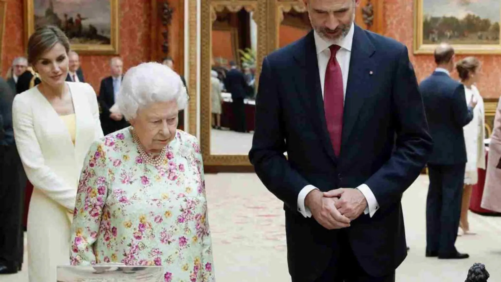 Los Reyes hoy junto a la Reina Isabel II durante un acto de la visita a Reino Unido.