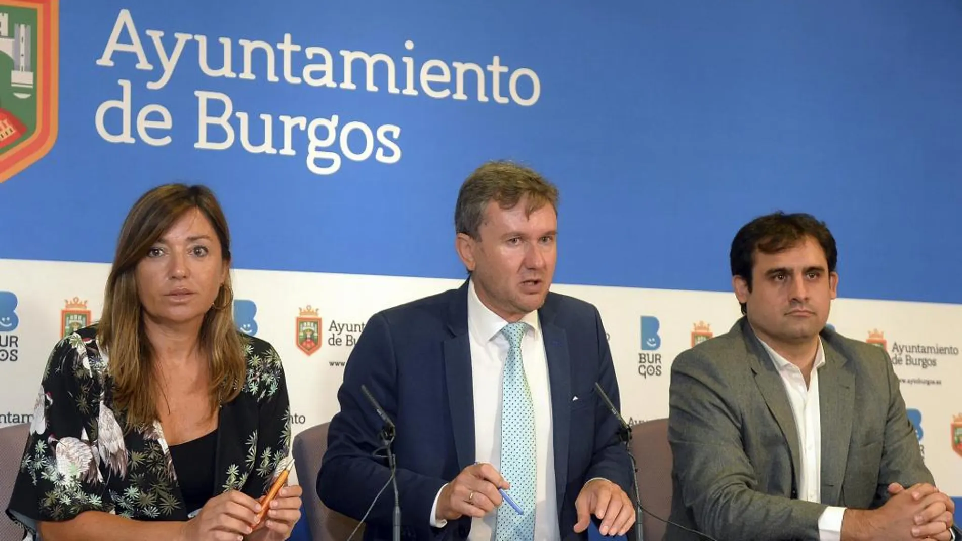 El alcalde de Burgos, Javier Lacalle, acompañado por Carolina Blasco y Jorge Berzosa Alonso, ofrece una rueda de prensa para informar sobre los proyectos y objetivos para el nuevo curso político