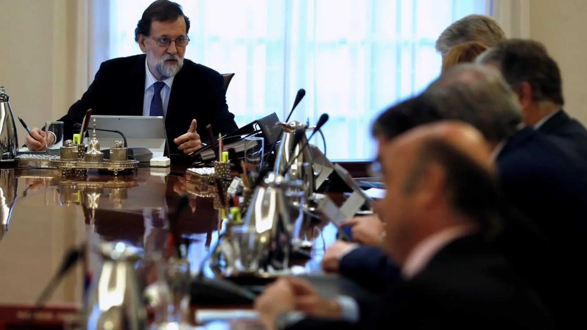 El jefe del Ejecutivo, Mariano Rajoy, conversa con la vicepresidenta, Soraya Sáenz de Santamaría, durante una reunión del Consejo de Ministros/Efe