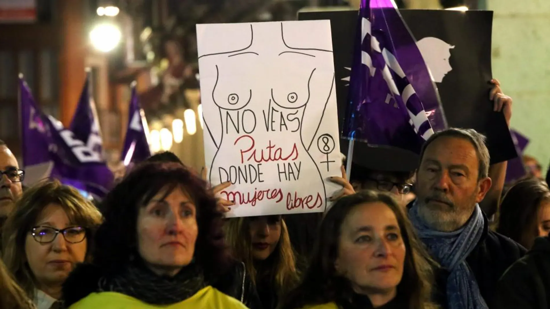 Concentración por las calles de Valladolid, donde se pidió que la violencia hacia la mujer sea una «verdadera cuestión de Estado»