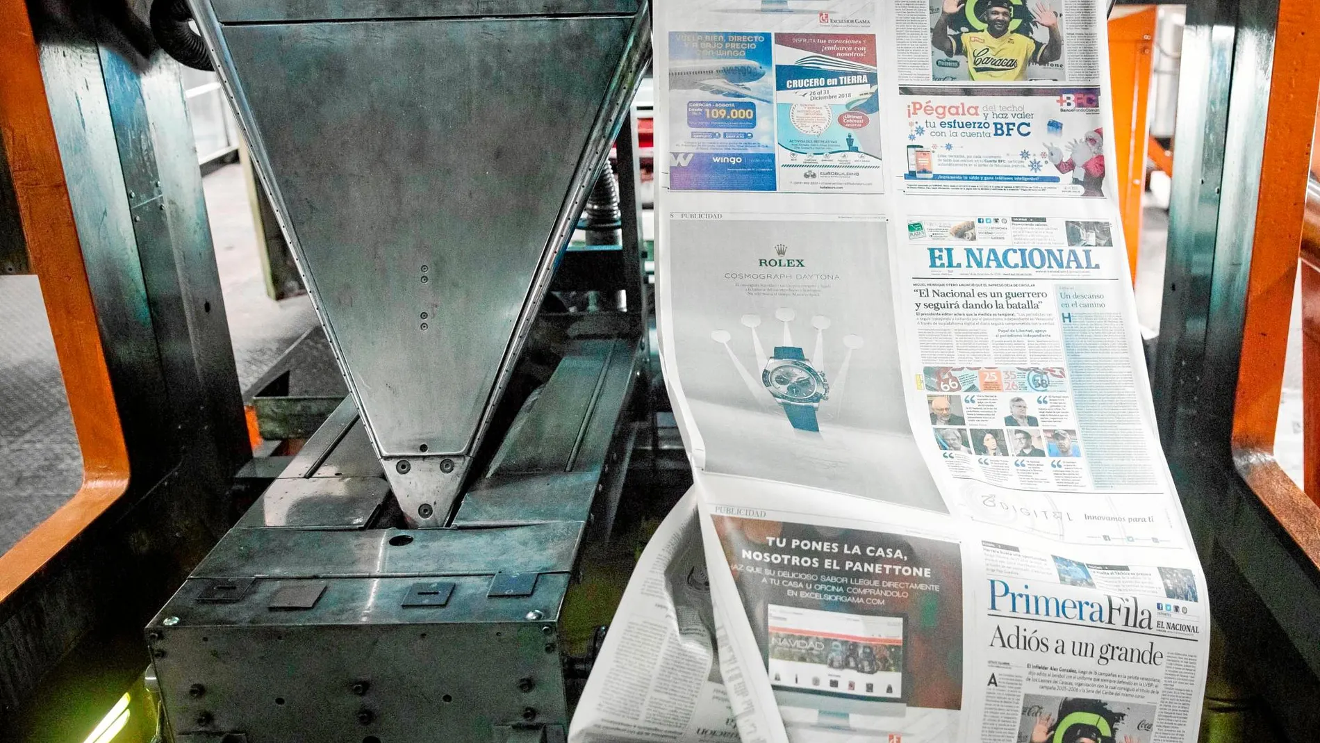 Vista de las máquinas rotativas donde se imprime el diario «El Nacional» durante su última impresión, ayer