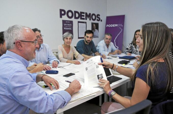 El secretario general de Podemos en Valencia, Antonio Montiel, reunió ayer a su equipo para valorar el pacto