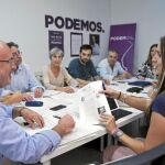 El secretario general de Podemos en Valencia, Antonio Montiel, reunió ayer a su equipo para valorar el pacto