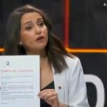 Inés Arrimadas mostrando su carta de dimisión al director de TV3, Vicent Sanchís
