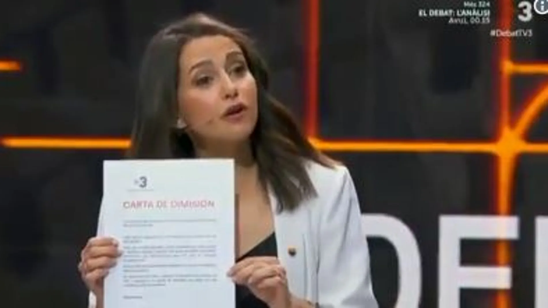 Inés Arrimadas mostrando su carta de dimisión al director de TV3, Vicent Sanchís