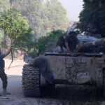 Un guerrillero sirio a las afueras de Alepo