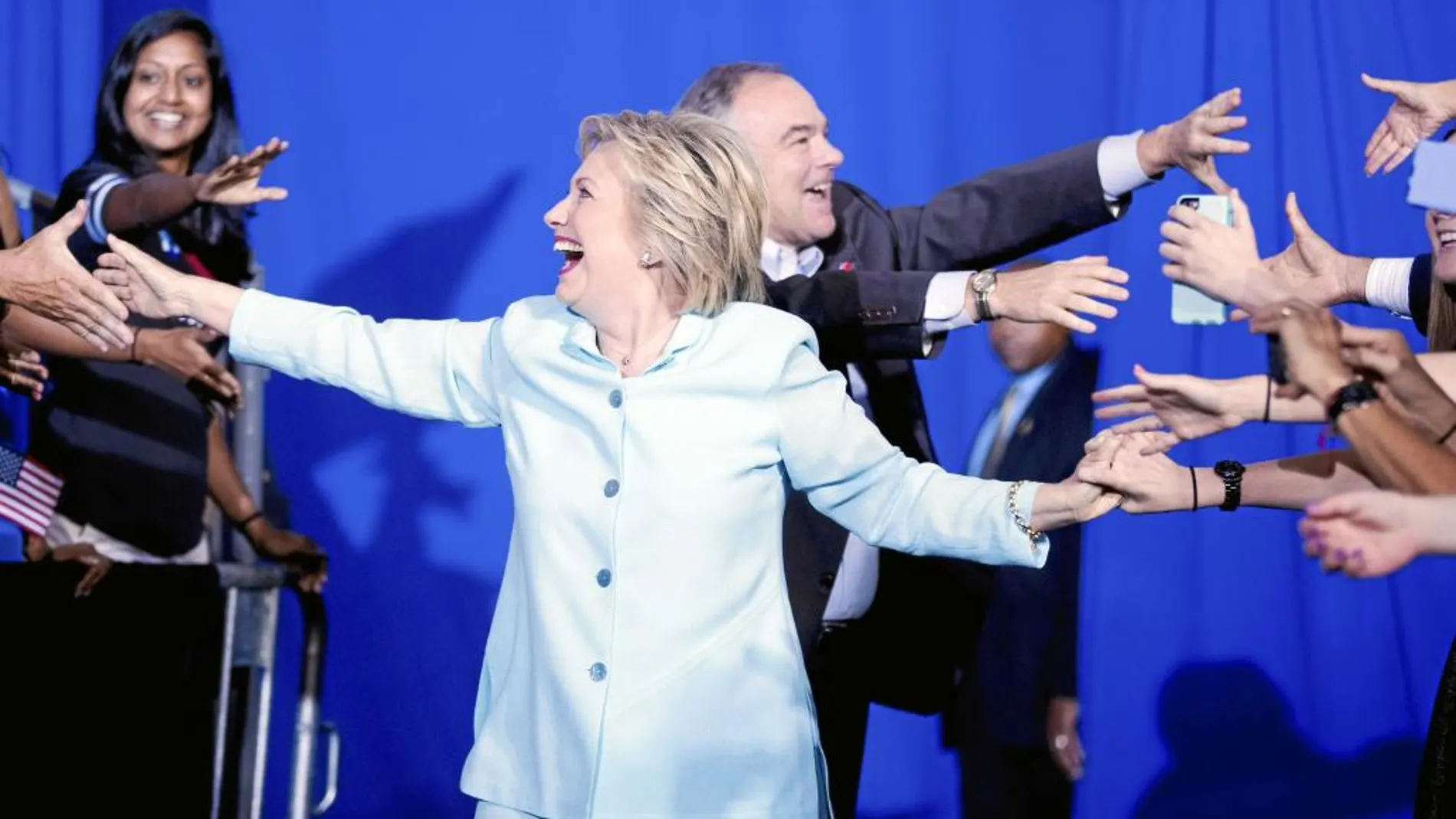 Hillary Clinton y Tim Kaine saludan al público en su último mitin tras la designación del senador por Virginia como número dos de la candidatura