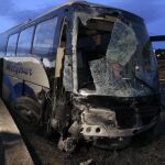 Estado en el que ha quedado el autobús en el que nueve personas han resultado heridas en un accidente registrado en un tramo de la autovía AG-53 en la provincia de Orense